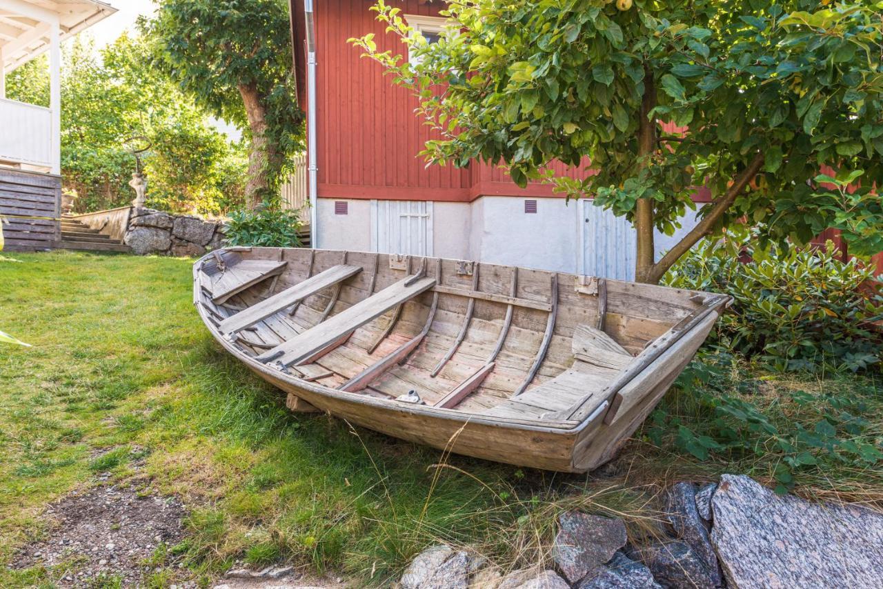 Small Red House In Central Vaxholm Exterior photo